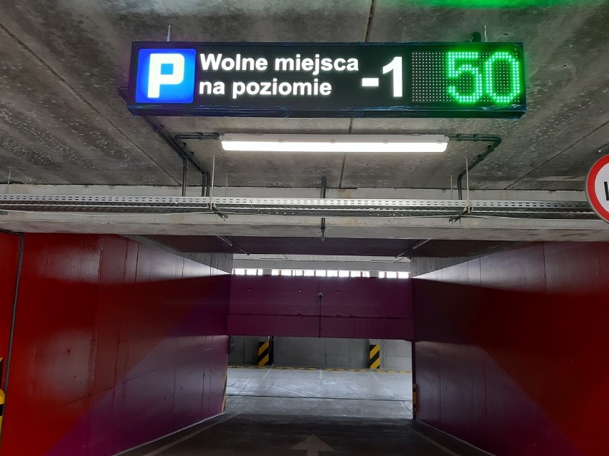 Parking wielopoziomowy przy dworcu PKP w Oświęcimiu wkrótce zostanie oddany do użytku [ZDJĘCIA]