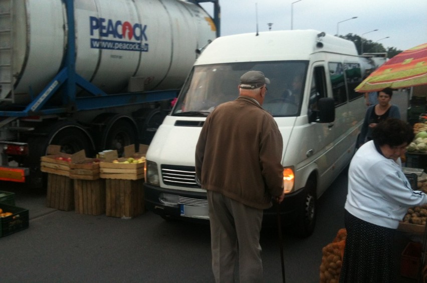 Kolejna odsłona sporu na targowisku w Malborku. Miejsca parkingowe zastawione, handel trwa