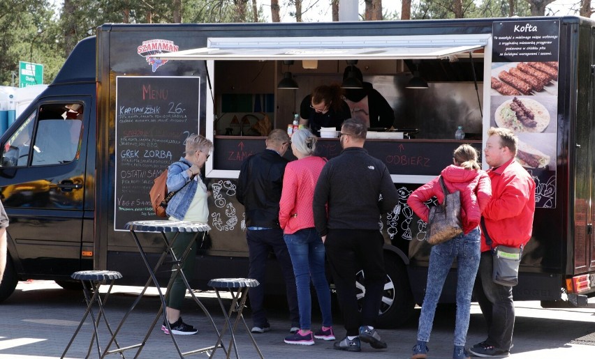 Festiwal Food Trucków odbywa się na parkingu przy Galerii...