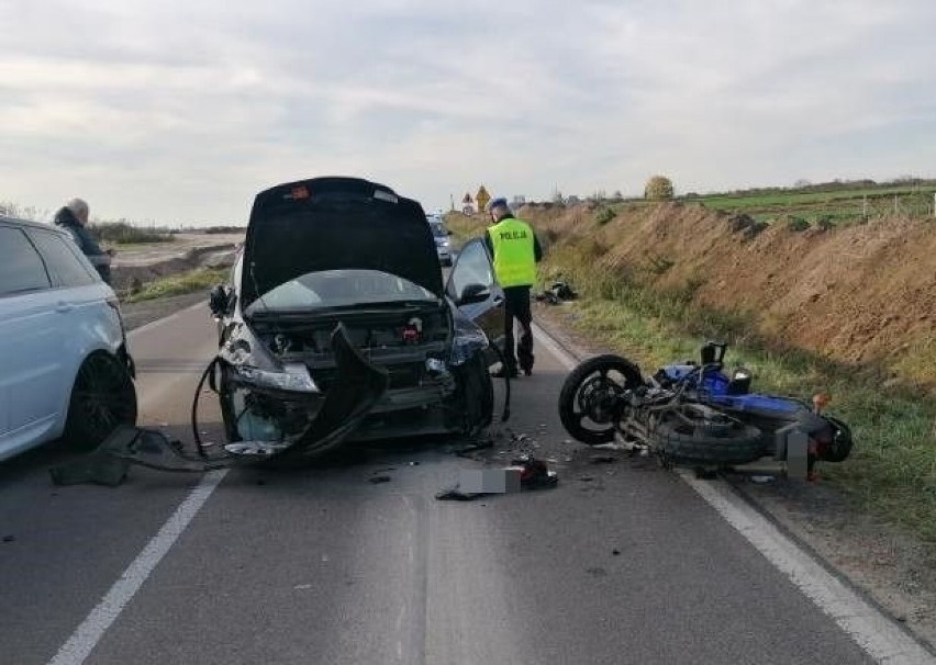 Wypadek w Kocudzy Pierwszej z udziałem motocyklisty. Radny z Józefowa zmarł w szpitalu