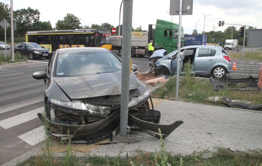 Wypadek na skrzyżowaniu Tarnowskiej i Wapiennikowej w Kielcach. Są ranni  