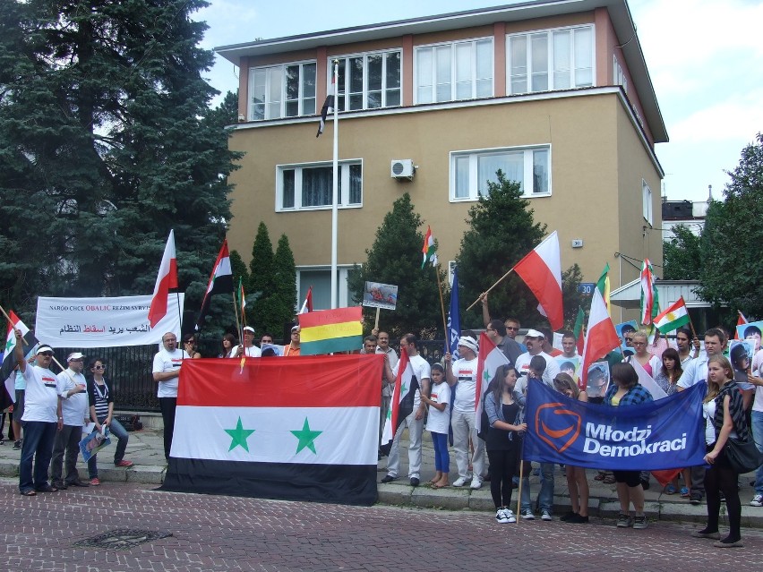 Kaliszanie w geście solidarności z Syryjczykami zorganizowali protest w Warszawie. Zobacz zdjęcia