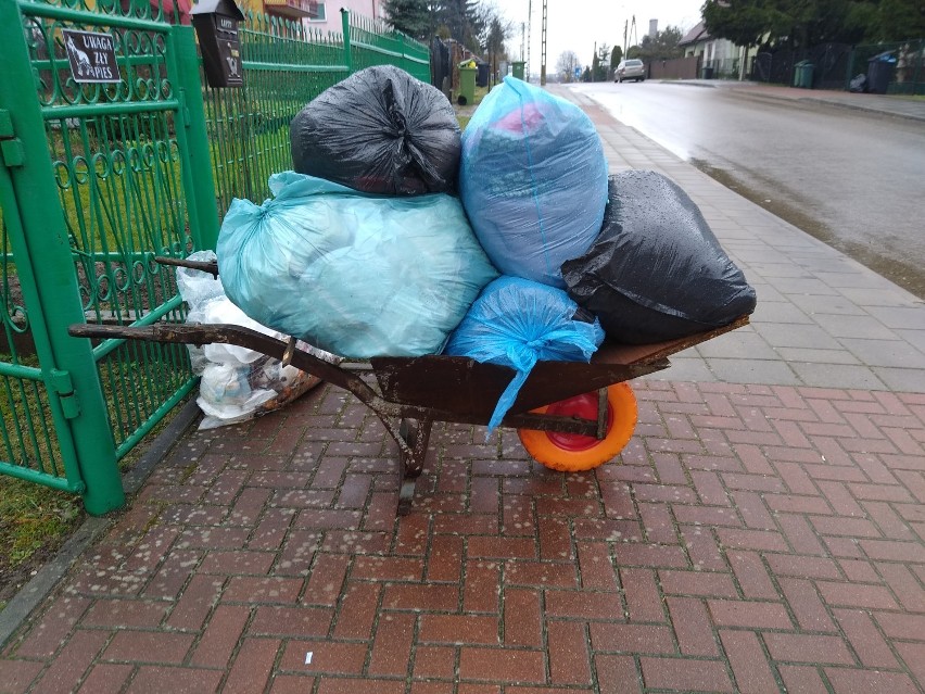 Sokółka. Taczki ze śmieciami na chodnikach miasta. Śmieciowy koszmar trwa w najlepsze (zdjęcia)