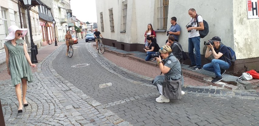 Na Rynku w Starym Koninie spotkali się licznie radośni i chętni do fotografowania członkowie KKF FF z CKiS Konin . 