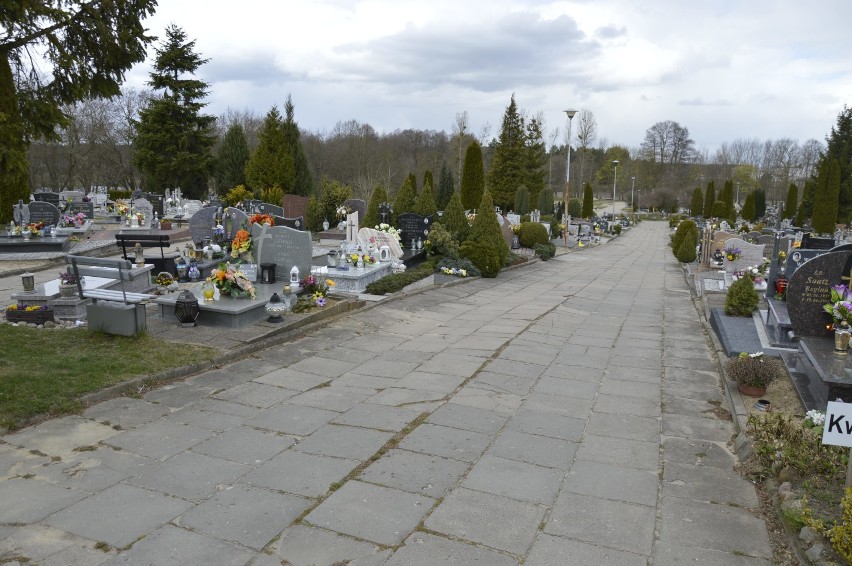 Pusty cmentarz Parleta w czasie świąt