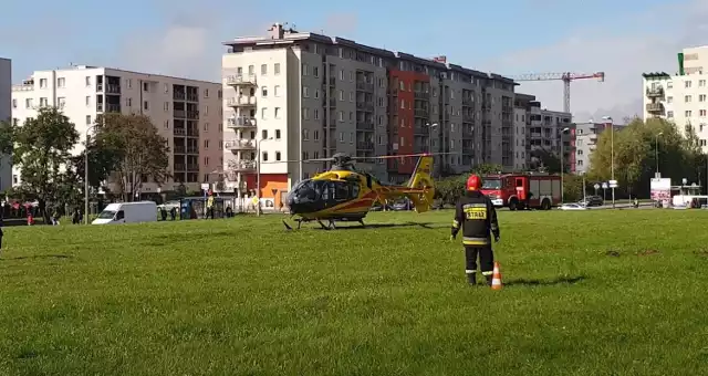 Kraków. Do wypadku doszło na ul. Marchołta na Prądniku Czerwonym. Dwójka dzieci wypadła z okna