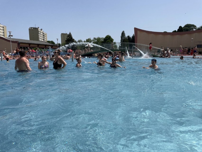 Piękna pogoda, ciepło, więc tłum ludzi na basenach ROSiR w Rzeszowie