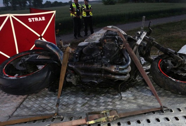 Policja pod nadzorem prokuratury w Inowrocławiu wyjaśnia przyczyny i ustala okoliczności wypadku drogowego, do którego doszło w Gniewkowie. Zginął w nim motocyklista.