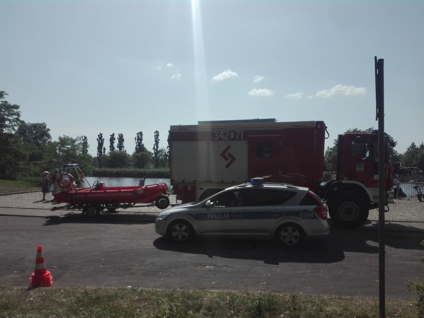 W akcję ratowniczą zaangażowali się strażacy oraz policjanci...