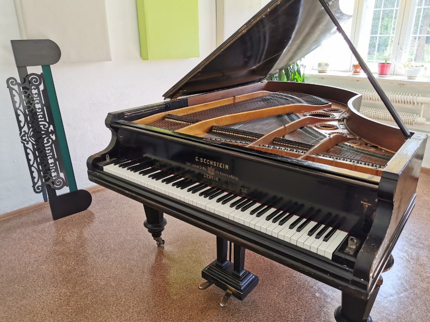 Fundacja Zamek Roztoka ratuje zabytkowy fortepian. Na jego renowację potrzebuje finansowego wsparcia