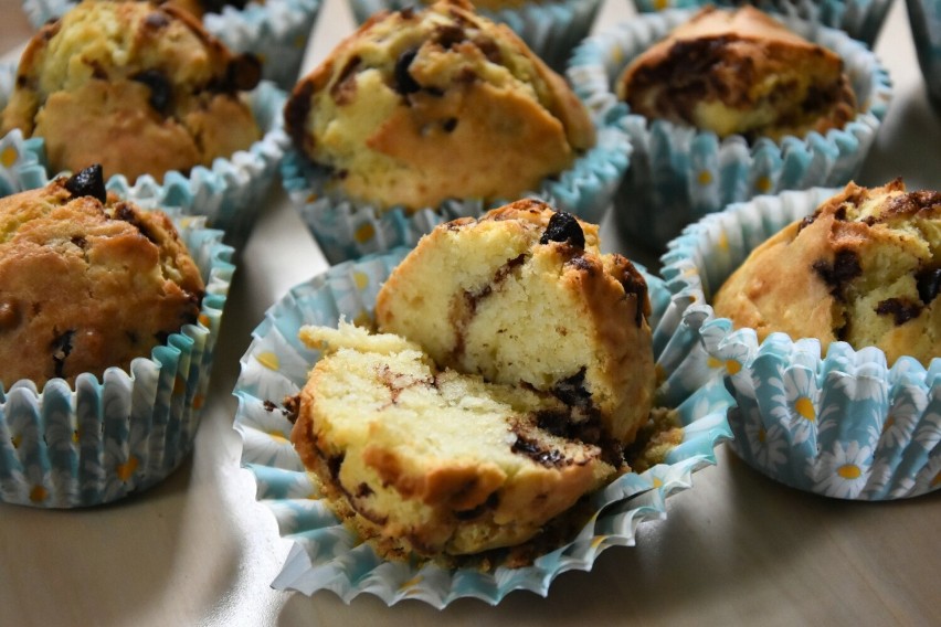 Pyszne muffiny z czekoladą to prosty i szybki sposób na...