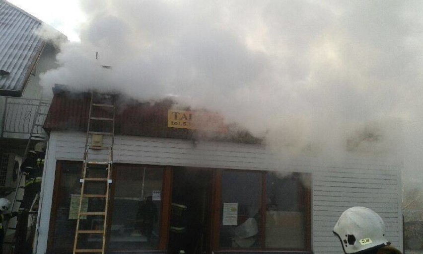 Pożar w Kamionce Wielkiej. Ogień w sklepie gasiło 7 straży pożarnych [ZDJĘCIA]