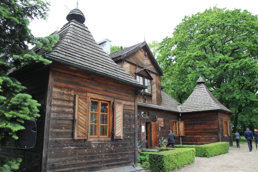 Zainwestują 2,5 mln zł w Ożarowie. Dworek do remontu, dom nad stawem zyska nowe życie [FOTO]