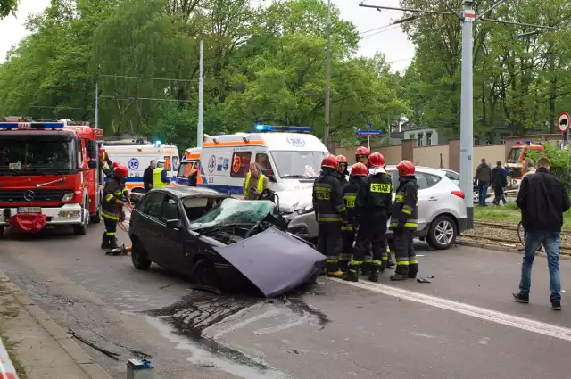 Strażacy w czasie usuwania wraków po wypadku na skrzyżowaniu św. Teresy i Zgierskiej w Łodzi