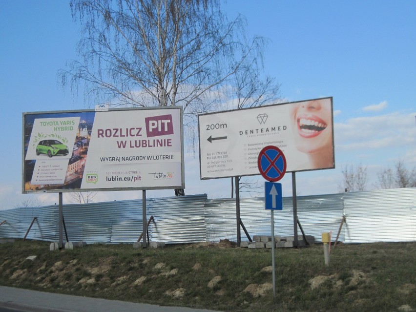 Stelaż na reklamę został usunięty z górek czechowskich. Na jego miejscu pojawiło się szpetne ogrodzenie