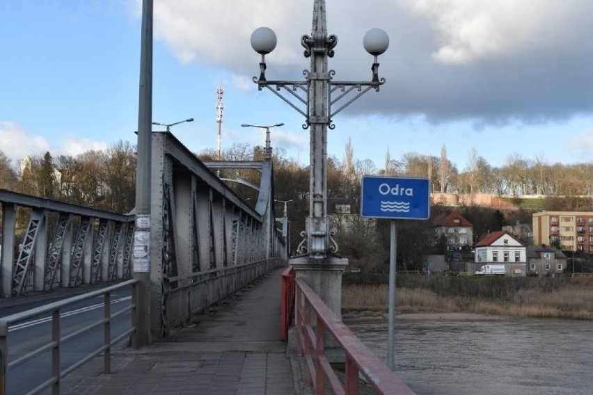 Prace związane z podniesieniem mostu w Krośnie Odrzańskim...