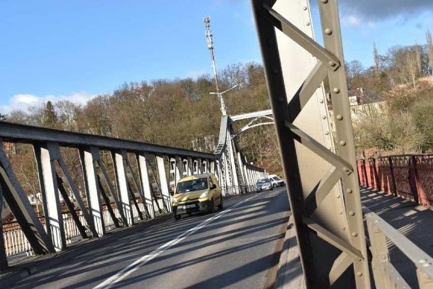Prace związane z podniesieniem mostu w Krośnie Odrzańskim...