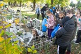 Cmentarz komunalny w Żarach i tłumy mieszkańców. Każdy chce posprzątać groby swoich bliskich, ale nie tylko