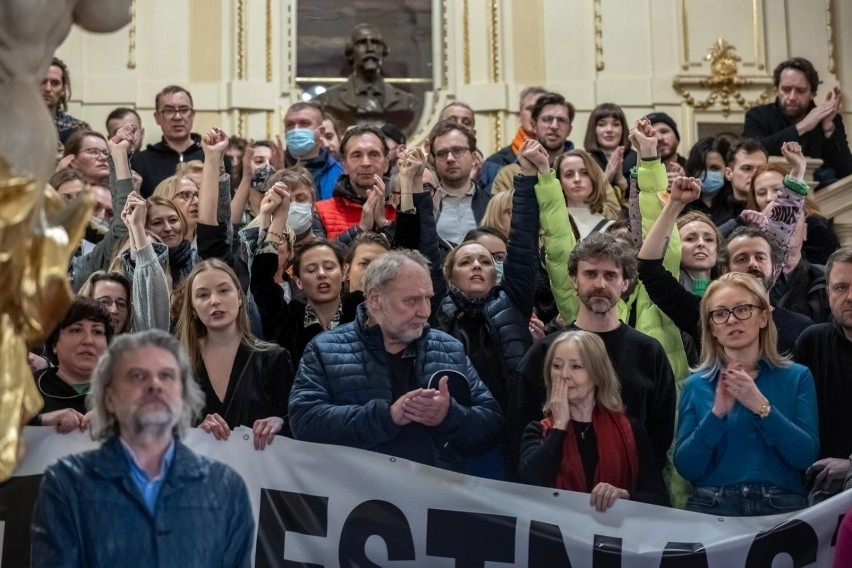 Murem za dyrektorem stanęli pracownicy teatru