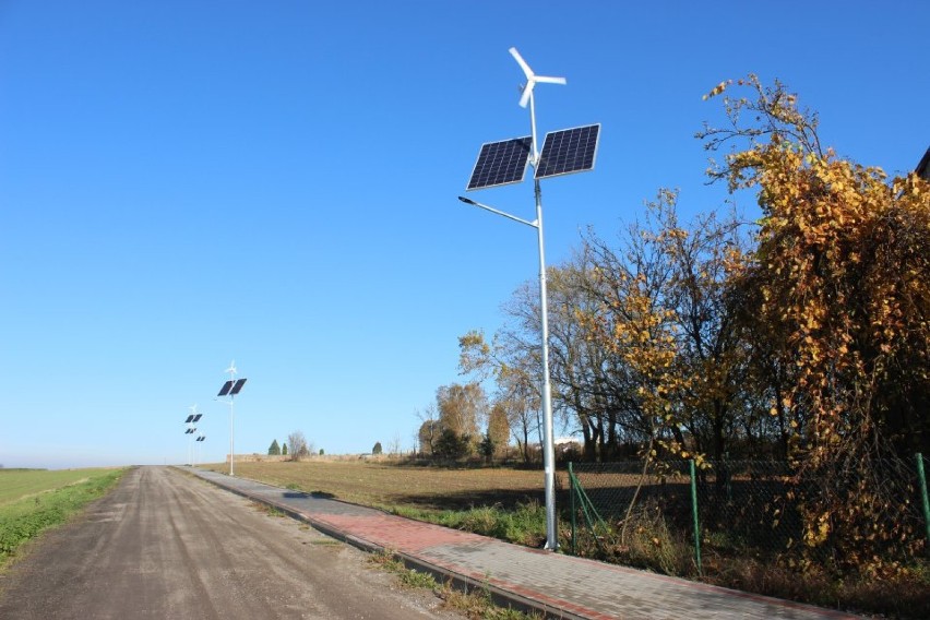 Latarnie zasilane energią wiatrową i słoneczną stanęły w gminie Mokrsko ZDJĘCIA