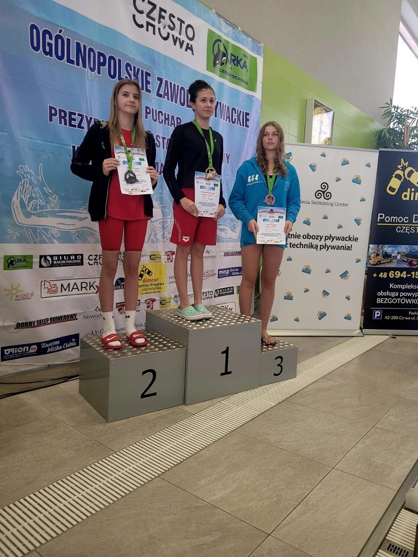 Młodzi tomaszowianie znów najlepsi na ogólnopolskich zawodach pływackich w Częstochowie ZDJĘCIA