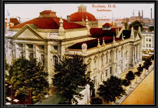 Pocztówka przedstawia gmach Opery Śląskiej w Bytomiu. 

Teatr operowy w Bytomiu stanowi od ponad 65 lat chlubę i dumę śląskiego społeczeństwa. Siedzibą Opery Śląskiej jest niezwykłej urody, zabytkowy, ponad 100-letni gmach teatru miejskiego, zbudowany w latach 1899-1901 według projektu berlińskiego architekta Aleksandra Bohma, w stylu neoklasycystycznym, na 423 miejsca, który od swojej inauguracji tj. 1 października 1901 roku służy sztuce teatralnej. Za datę inauguracyjną działalność Opery przyjmuje się 14 czerwca 1945 roku, datę wystawienia "Halki" pierwszego przedstawienia operowego w powojennej Polsce.