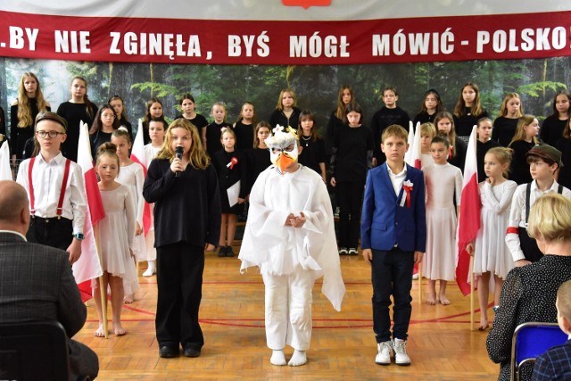 Apel z okazji Narodowego Święta Niepodległości w Szkole Podstawowej n r 1 w Żninie (10.11.2023).