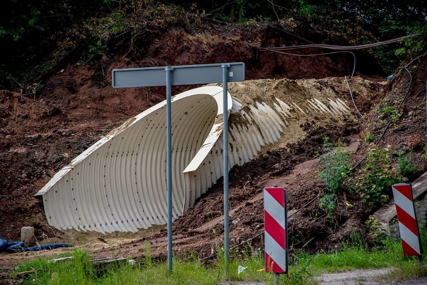 Szczawno-Zdrój: Duże zmiany na budowie tunelu dla pieszych przy ulicy Kolejowej (ZDJĘCIA)