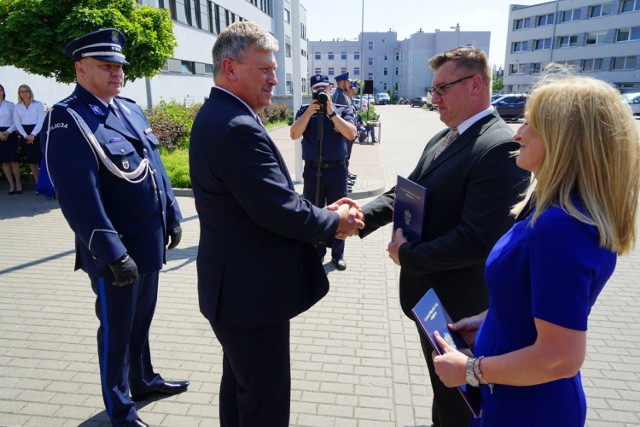 Od lewej: komendant Paweł Spychała, wicewojewoda Józefa Ramlau, bohater Krzysztof Gorzycki i dyr. SP 1 w Brześciu Kujawskim Danuta Kuczyńska