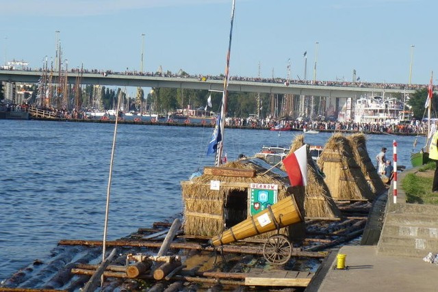 Tratwy Flisu Odrzańskiego w Szczecinie, gdzie trwał zlot największych i najstarszych pływających żaglowców świata Zdj. arch. 2007.