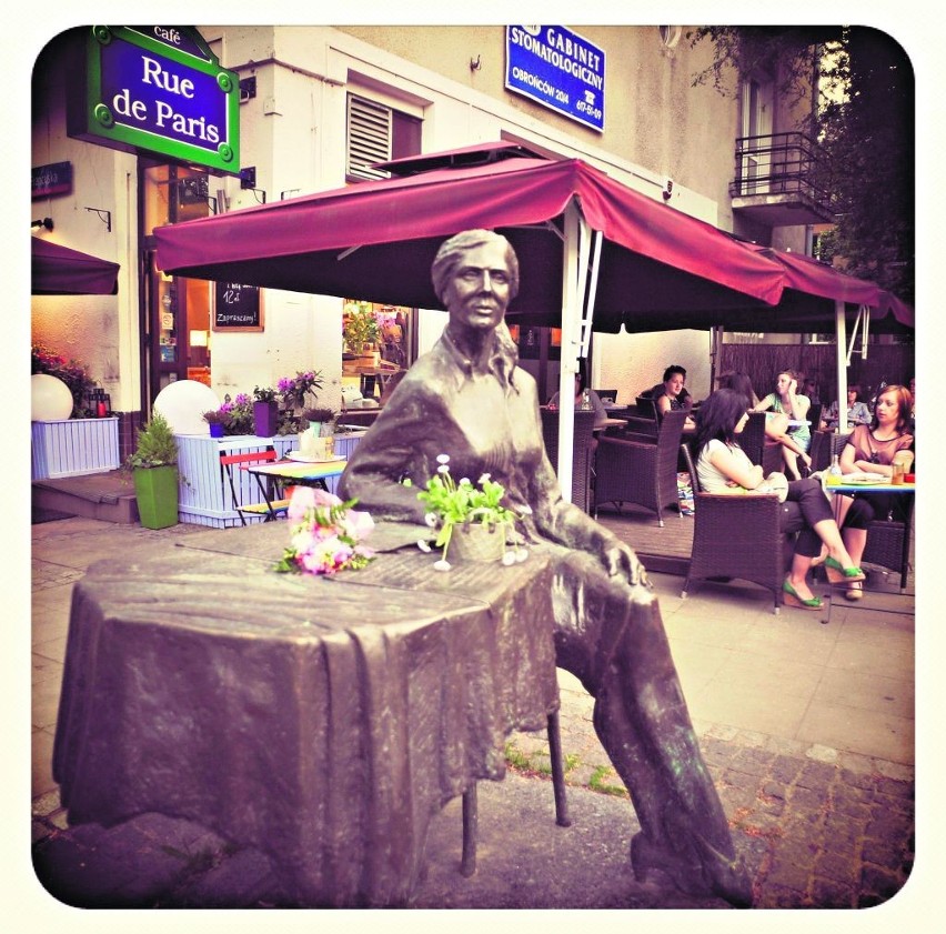 W pobliżu Café Rue de Paris znajduje się pomnik Agnieszki...
