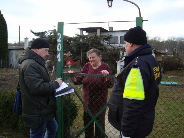 Na terenie ogródków działkowych w Chełmnie mieszka 55 rodzin i osób samotnych. Wszystkich odwiedzili pracownicy pomocy społecznej i straży miejskiej