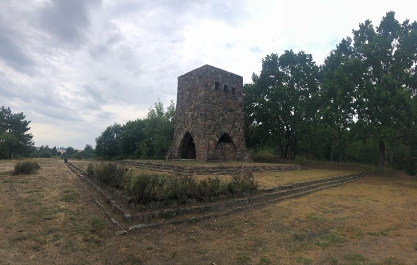 Wieża Eckerta w Ośnie Lubuskim nad jeziorem Reczynek