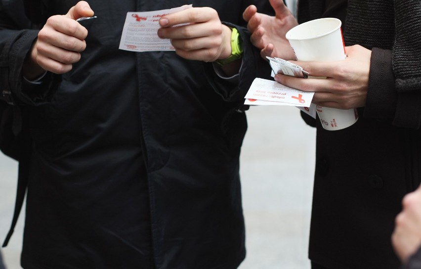 Kraków: Młodzi Socjaldemokraci rozdawali prezerwatywy w ramach Dnia Walki z AIDS [ZDJĘCIA]