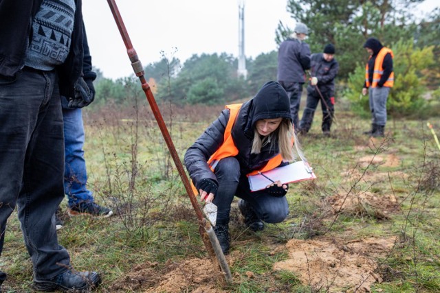 W poprzednich miesiącach śledczy przygotowywali się do jesiennych prac. Biegli kilku specjalności analizowali dolinę. Rozpoznanie prowadzono na podstawie map z różnych okresów, wspomagano się zdjęciami z powietrza wykonywanymi za pomocą drona oraz detektorów metalu. Miało to na celu wyznaczenie sektorów do dokonania prac sondażowych i, w konsekwencji, wykonanie w Dolinie Śmierci odwiertów. W wyniku tych prac wytypowano miejsca, w których na jesieni tego roku wykonane zostaną ewentualne prace ekshumacyjne. 

Czytaj dalej ▶