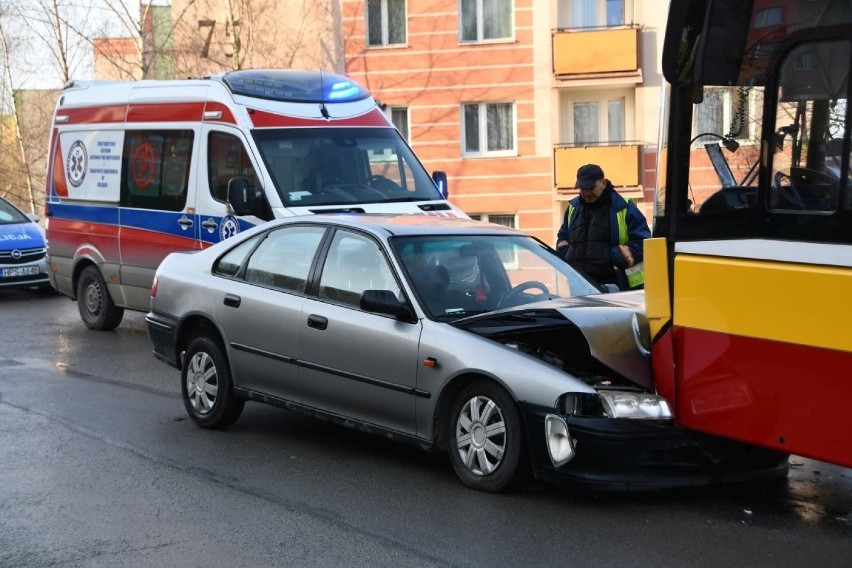 Wypadek w Kielcach. Kierowca zasłabł, jego auto wjechało w miejski autobus