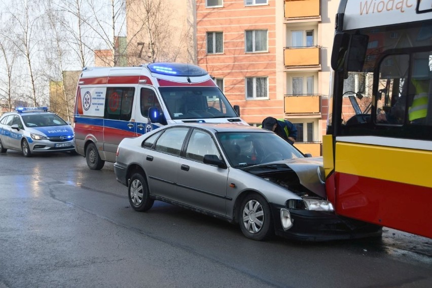 Wypadek w Kielcach. Kierowca zasłabł, jego auto wjechało w miejski autobus