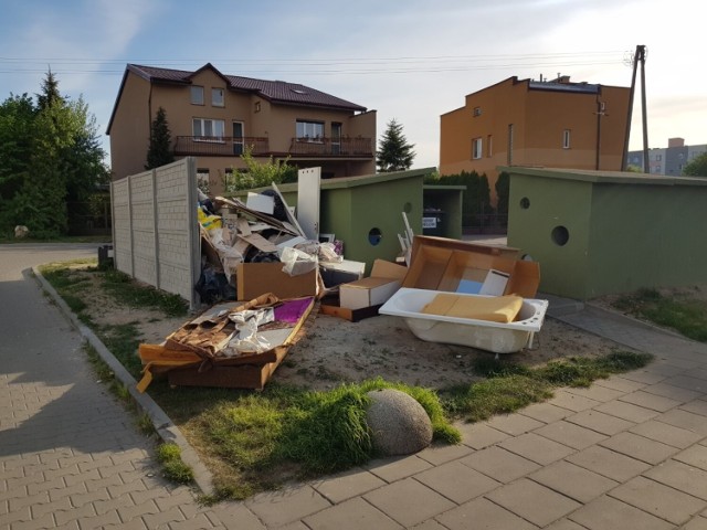 Zalegające gabaryty na ulicy Świętokrzyskiej w Radomiu. Zobaczcie zdjęcia na kolejnych slajdach.