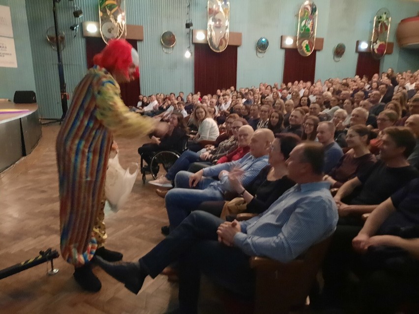 Kabaret Smile na scenie Radomskiej Orkiestry Kameralnej.