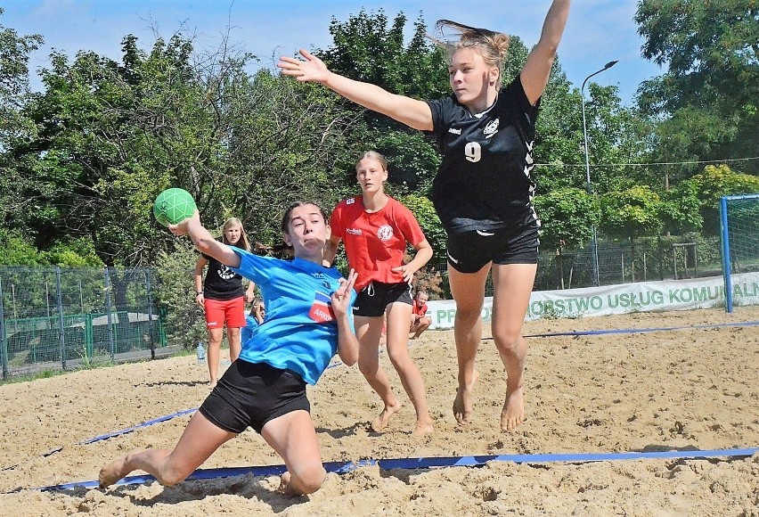 Juniorki młodsze SPR Olkusz zagrają o medal mistrzostw Polski w plażowej odmianie piłki ręcznej. Powalczą o swoje marzenia. ZDJĘCIA