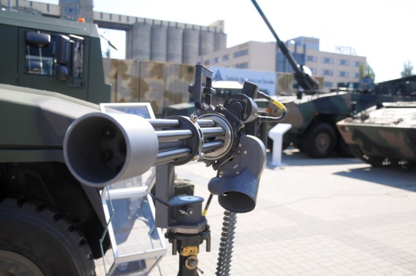 Karabiny, pistolety, działka i wyrzutnie ręczne na targach zbrojeniowych w Kielcach