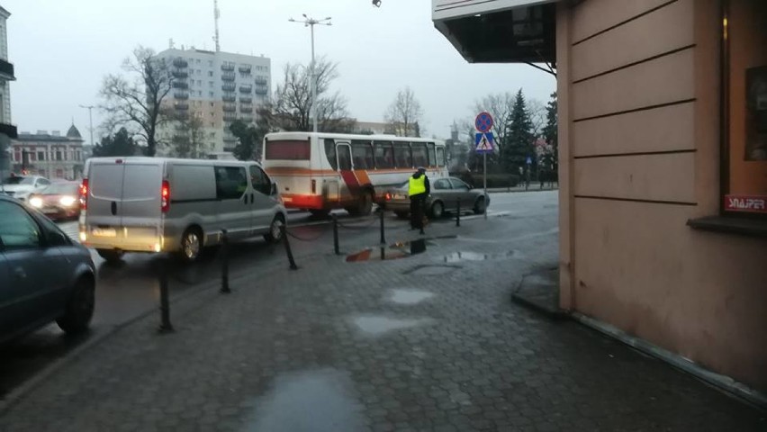 Autobus potrącił kobietę na placu Wolności we Włocławku [zdjęcia]