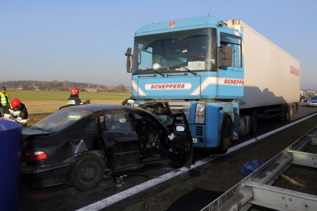 W wypadku na A1 na wysokości Sierosławia (gm. Moszczenica) zginęły cztery osoby. Trzy osoby poniosły śmierć na miejscu,  czwartek w szpitalu w Bełchatowie zmarł ciężko ranny 26-latek.