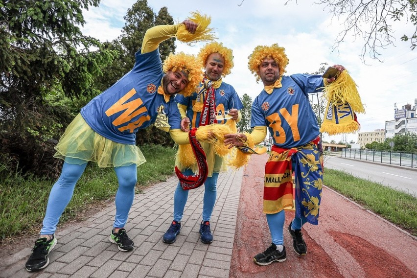 Kibice Manchesteru United i Villarrealu przed stadionem w Gdańsku. Jedni i drudzy z wiarą w wygranie Ligi Europy [zdjęcia]