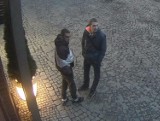 Kradzież w Poznaniu - Wynieśli ze sklepu czajnik i blender. Rozpoznajesz ich? [WIDEO]