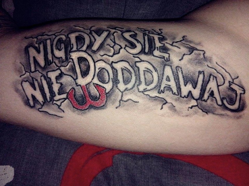 Patriotyczne tatuaże - oni naprawdę kochają Polskę! [GALERIA]