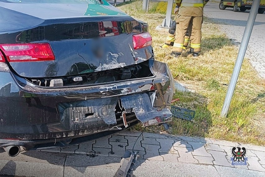Wypadek na rondzie Tesco w Szczawnie - Zdroju przy zjeździe...