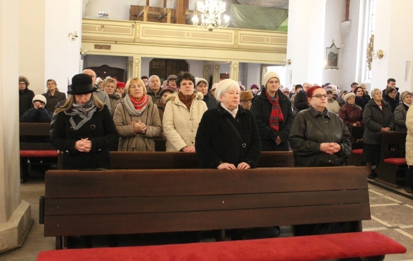 Lębork. Uroczystości pod tablicą upamiętniająca pomordowanych przez sowietów