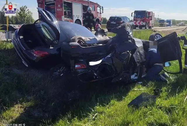 Policjanci ustalają okoliczności groźnego zdarzenia drogowego, do którego doszło w piątek o godzinie 08.40 w Przytykach w gm. Chodel w pow. opolskim