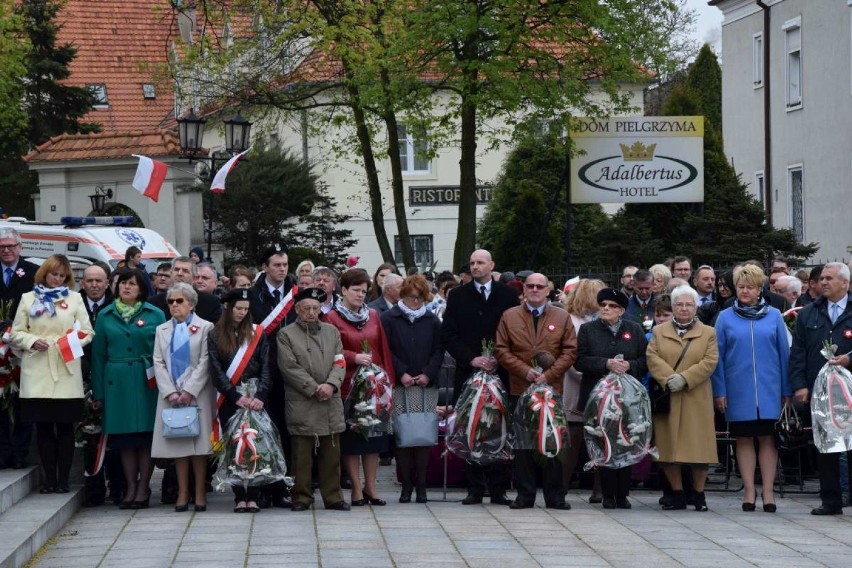 Obchody 3 Majowe w Gnieźnie: uroczystość patriotyczna przy pomniku Bolesława Chrobrego